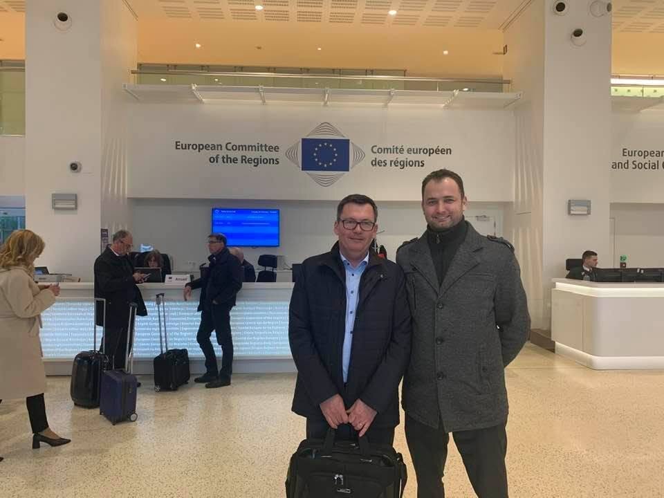 Reprezentanții Compania DDD în holul Comitetului European al Regiunilor, la lucrările CEPA