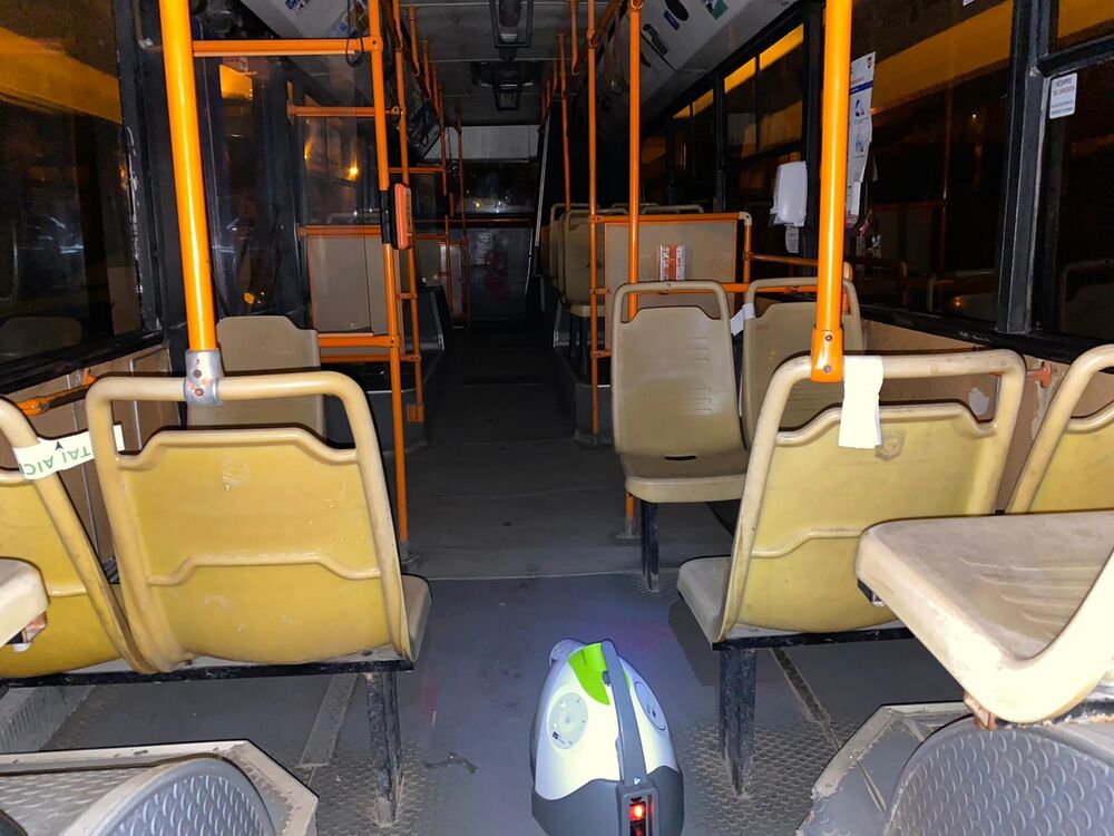 Aparatul Nocospray pornit între scaunele unui autobuz, în timpul difuzării