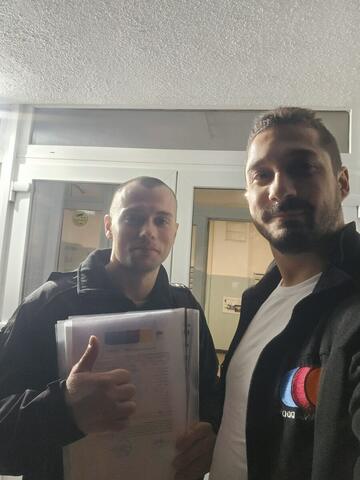 Operator Compania DDD la intrarea unui bloc, cu procesul-verbal semnat de reprezentantul asociației