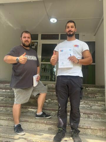 Operator Compania DDD la intrarea unui bloc, cu procesul-verbal semnat de reprezentantul asociației