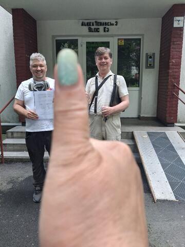 Operator Compania DDD la intrarea unui bloc, cu procesul-verbal semnat de reprezentantul asociației