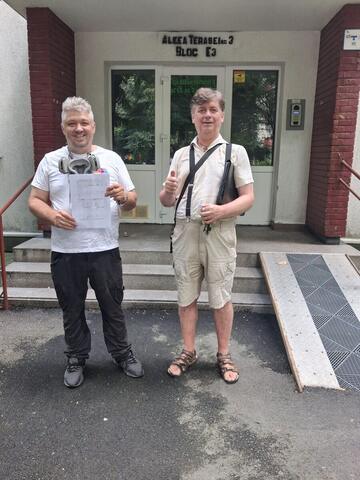 Operator Compania DDD la intrarea unui bloc, cu procesul-verbal semnat de reprezentantul asociației