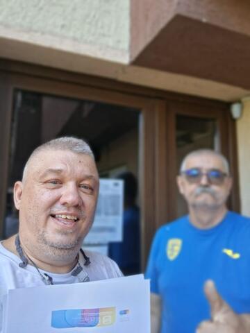 Operator Compania DDD la intrarea unui bloc, cu procesul-verbal semnat de reprezentantul asociației