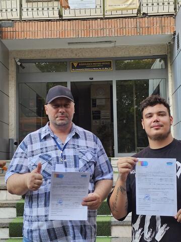 Operator Compania DDD la intrarea unui bloc, cu procesul-verbal semnat de reprezentantul asociației