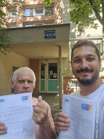 Operator Compania DDD la intrarea unui bloc, cu procesul-verbal semnat de reprezentantul asociației