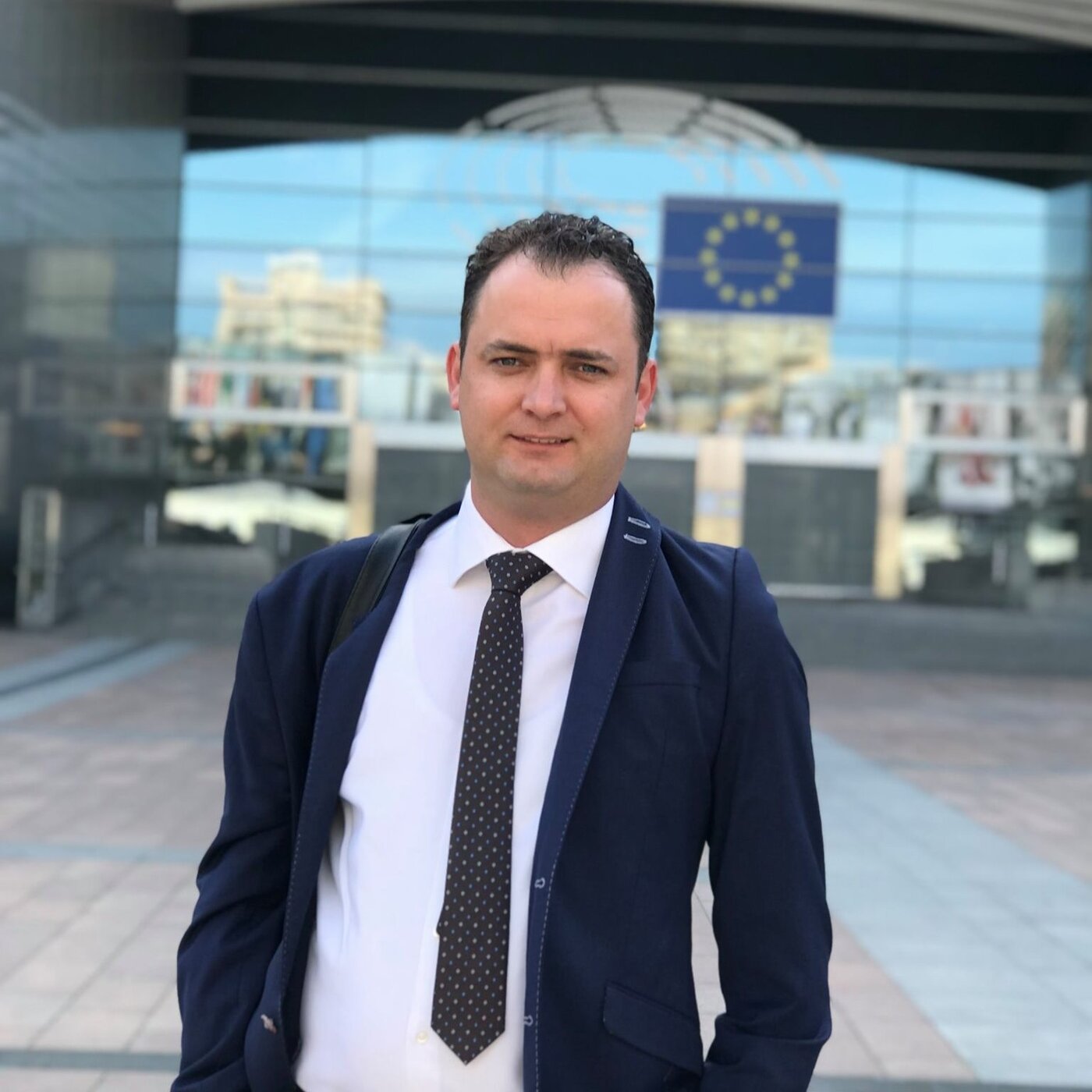Gabriel Munteanu, director general Compania DDD, în fața Parlamentului European, Bruxelles