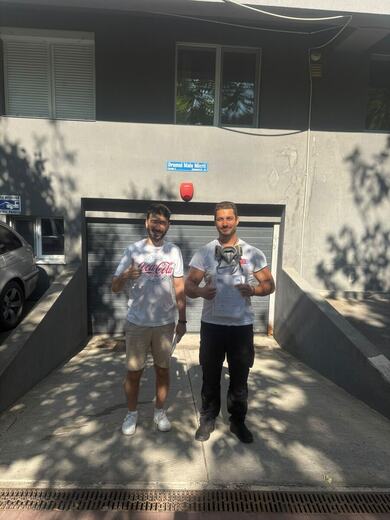 Operator Compania DDD la intrarea unui bloc, cu procesul-verbal semnat de reprezentantul asociației de proprietari