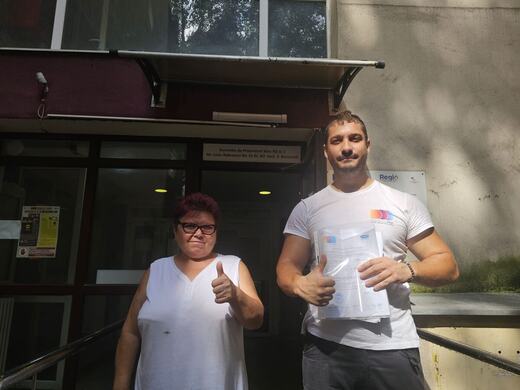 Operator Compania DDD la intrarea unui bloc, cu procesul-verbal semnat de reprezentantul asociației de proprietari