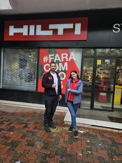 Operator Compania DDD și un reprezentant al locației HILTI Store, cu procesul-verbal semnat la finalul lucrării